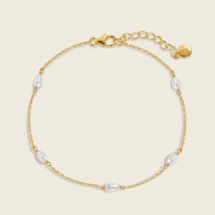 A delicate gold chain bracelet with small freshwater pearls. 18k gold vermeil bracelet.